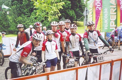 Członkowie Fan-Sportu Team po wyścigu w Świeradowie Zdroju. Umorusani, zmęczeni, ale szczęśliwi. Dla nich najważniejszy jest sam udział w zawodach.