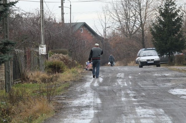 Mieszkańcy ulicy Żurawiej w Kielcach złożyli się na projekt budowy drogi, który w czerwcu 2012 roku starci ważność. A miasto nie ma pieniędzy na tę inwestycję. 