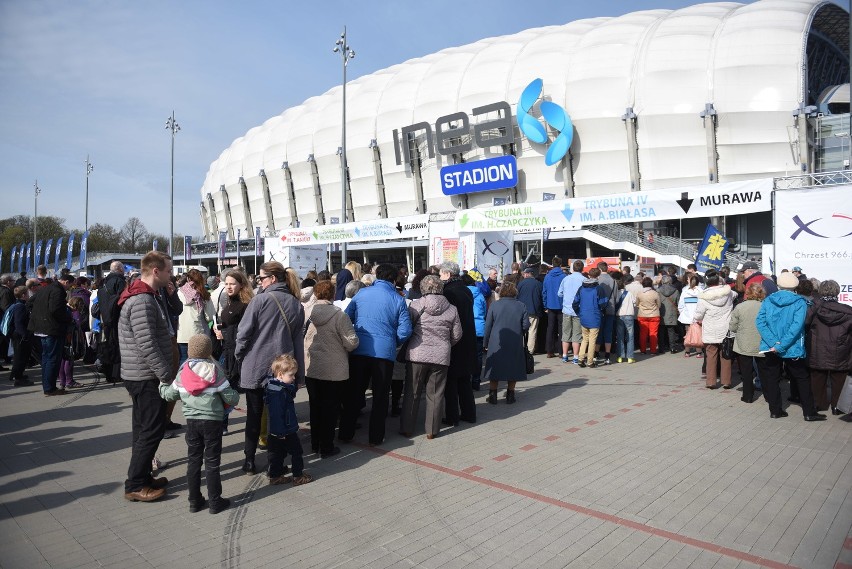 Rocznica chrztu Polski: Na stadion przybywają tłumy