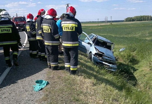 Fiat punto zawisł na przepuście.