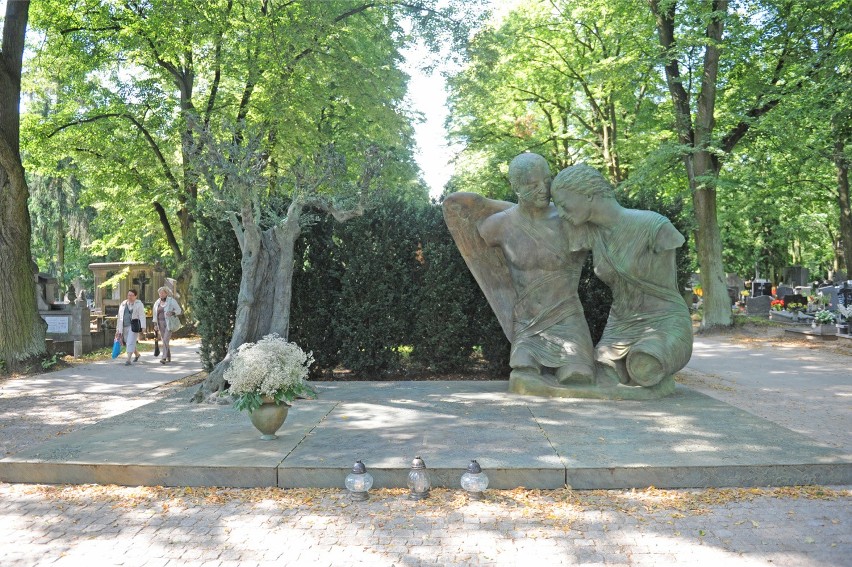 Nagrobek na Nowinie zwieńczony jest rzeźbą Igora Mitoraja