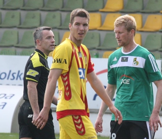 Piotr Malarczyk (w środku) nie zagra w piątek w Warszawie w meczu z Legią.