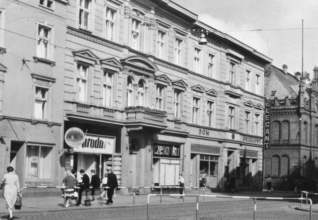 Ulica Królowej Jadwigi na fot. z 1967 r. Pierwszy z lewej to słynny bar mleczny, potem kolejno: drogeryjno-perfumeryjna „Uroda”, włókiennicza „Czesanka” i Dom Odzieżowy „Elegant”