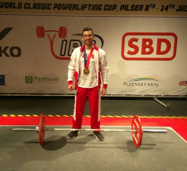 Dawid Natorski został złotym medalistą Akademickiego Pucharu Świata w trójboju siłowym.