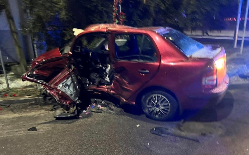 Wypadek koło Kamieńska. Ranni po zderzeniu samochodów osobowych na drodze we wsi Szpinalów