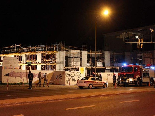 strop zawalił się na budowie hotelu Kino Polana