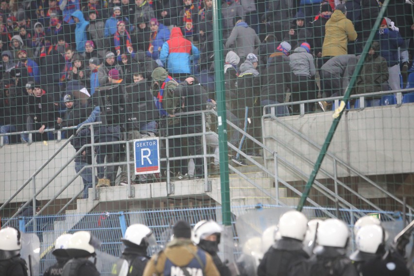 Derby Śląska przerwane, potem zakończone. Kibice Górnika...