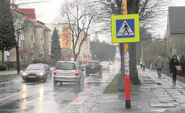 Po serii zdarzeń drogowych na Alei Żołnierza, stargardzcy urzędnicy lepiej oznakowali przejścia dla pieszych. Kierowcy z daleka widzą znaki sygnalizujące im, że zbliżają się do wyznaczonych pasów