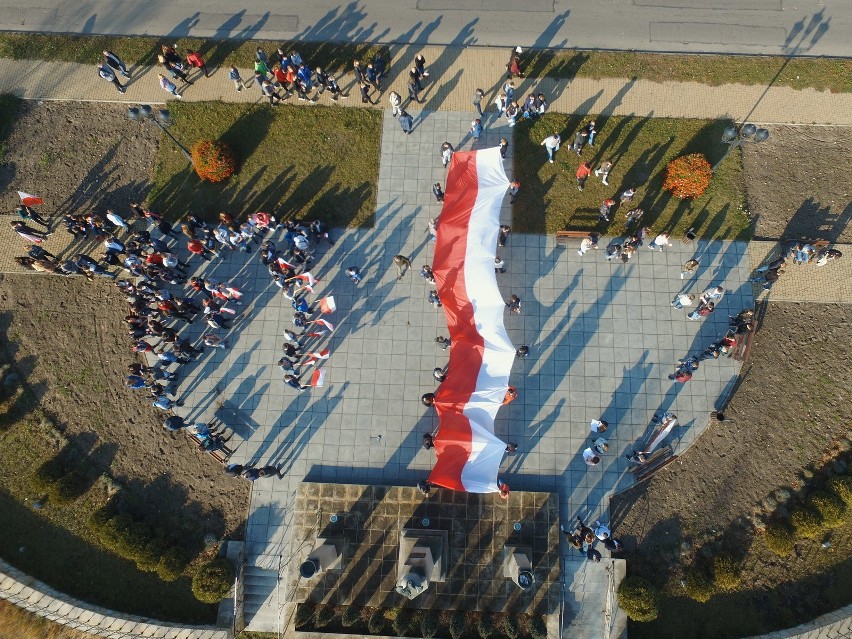 Tak uczniowie Zespołu Szkół Technicznych uczcili 100 - lecie odzyskania niepodległości. Zobacz zdjęcia z drona