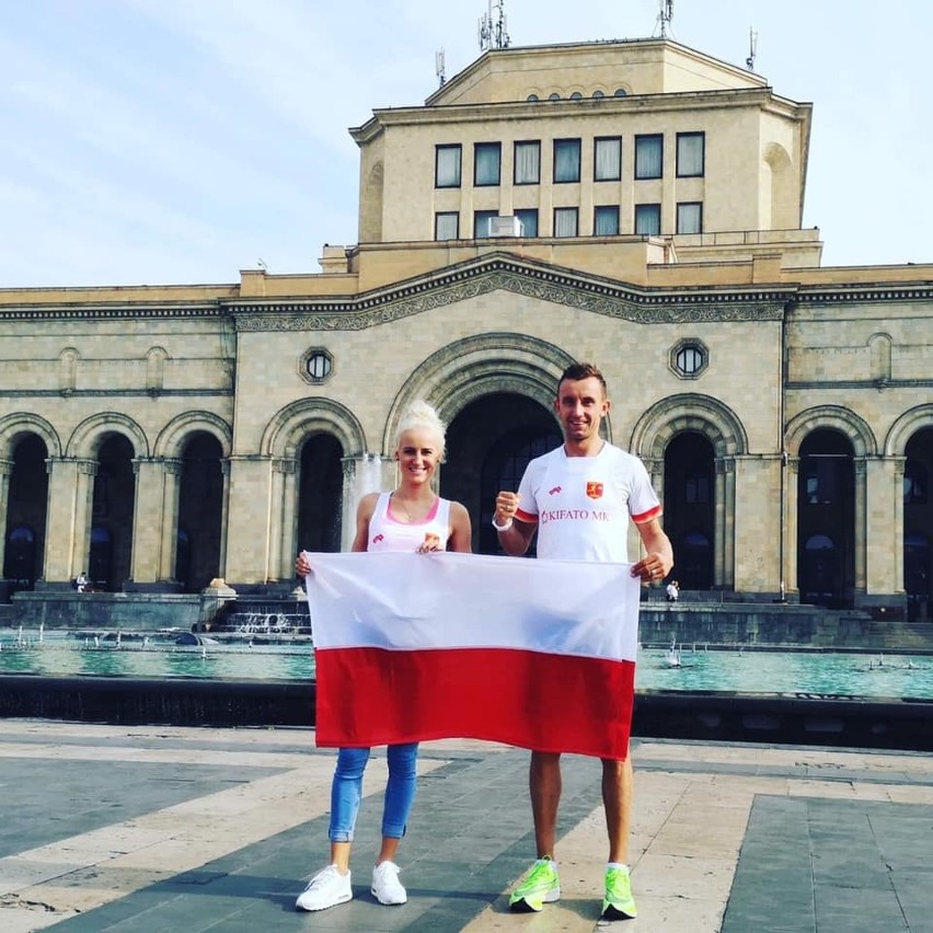 Łukasz Woźniak ze Strawczyna wygrał półmaraton w Erewaniu. -To niesamowite przeżycie wykonać rundę honorową z polską flagą - mówił [ZDJĘCIA]