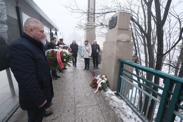 Złożono kwiaty przed tablicą na moście Teatralnym, upamiętniającą Wojciecha Cieślewicza, dziennikarza „Głosu Wielkopolskiego”, który został zabity przez milicjantów