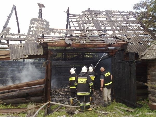 Pożar w Juraszkach wybuchł ok. 15.30. Z dymem poszły dwie stodoły. Sąsiedzi podejrzewają podpalenie.
