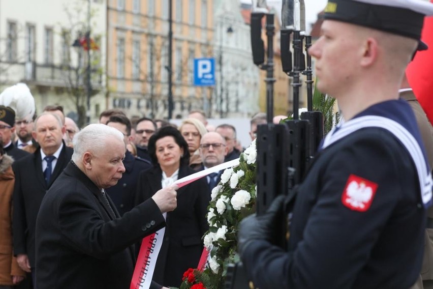 Jarosław Kaczyński złożył wieniec upamiętniając swojego...