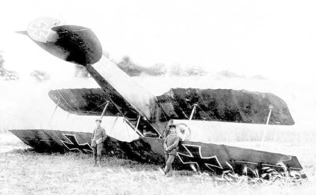 Katastrofa samolotu porucznika Krotha 31 sierpnia 1918 roku wydarzyła się nieopodal dzisiejszej hali Czarnych. 