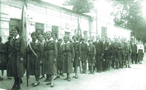 Drużyny harcerskie przed wymarszem na defiladę 3 maja 1936 r.