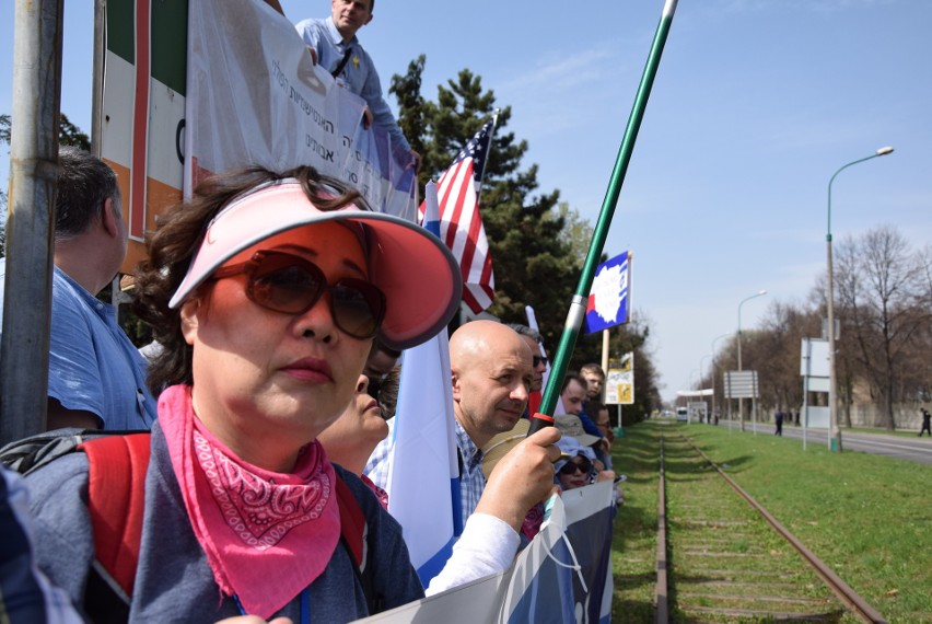 Marsz Żywych w  Oświęcimiu. Prezydent Polski i Izraela szli ramię w ramię z ocalonymi z Zagłady i tysiącami ludzi z całego świata 