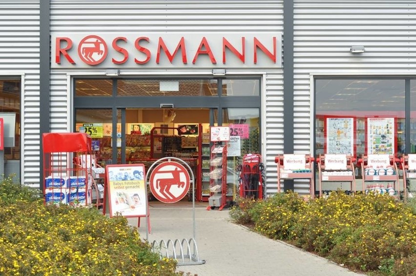 Wielka promocja w Rossmannie rusza w maju! -55 procent na kosmetyki do makijażu i 2+1. Które marki na przecenie? Jakie są zasady? 16.05.2020