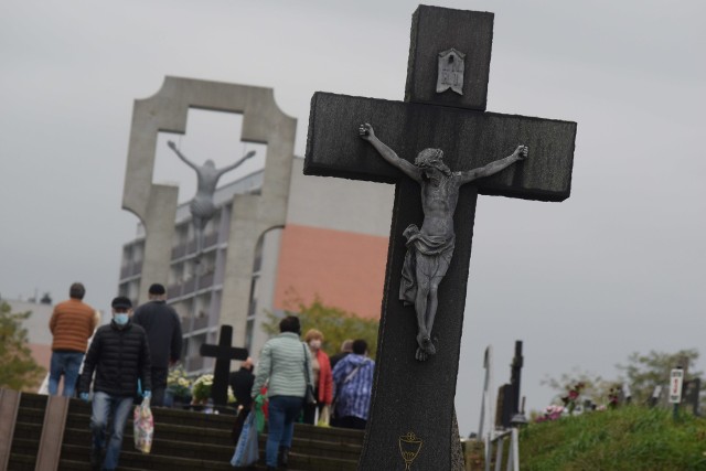 Mieszkańcy Żor wybrali się na groby bliskich zaraz po otwarciu bram cmentarzy