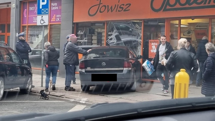 Kierowca wjechał w ścianę sklepu na ulicy Monte Cassino w Szczecinie. To była pomyłka