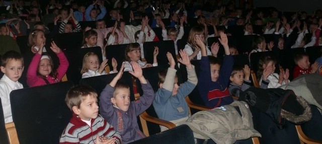 Dzieci zebrane w kinie Etiuda bawiły się doskonale.