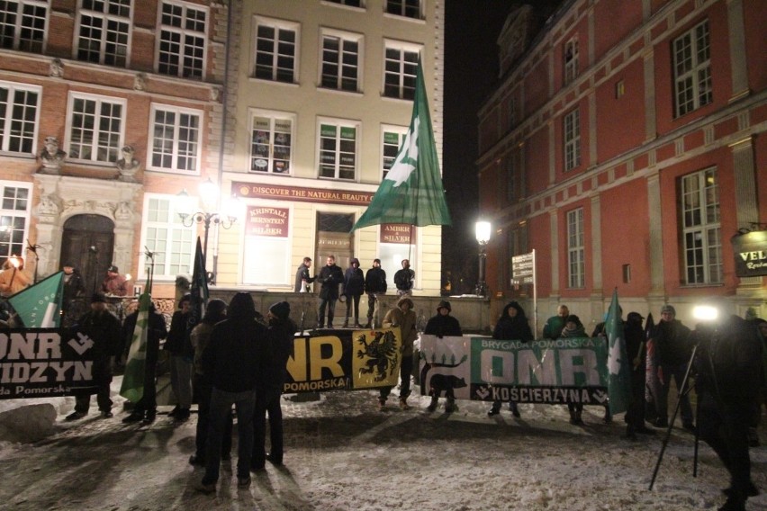 Protest przed fontanną Neptuna w Gdańsku przeciwko przyjęciu...
