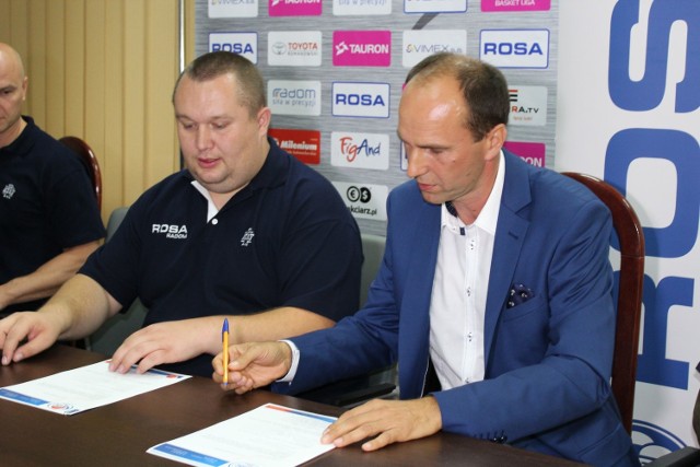 b Prezes Rosy, Przemysław Sawczyko (z lewej) podpisał umowę ze Zbigniewem Sitkowskim, prezesem firmy Hydrotruck