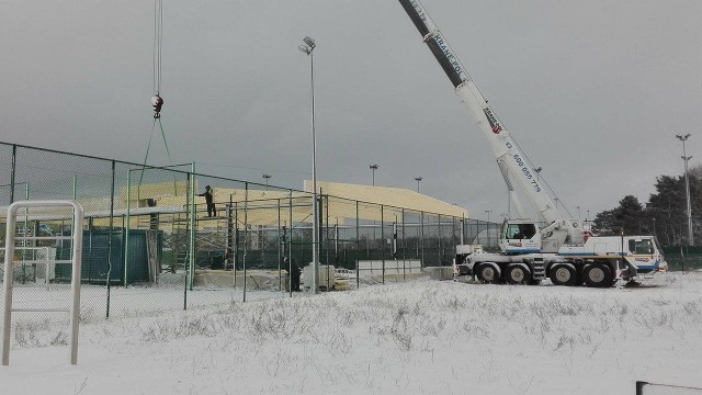 Lodowisko na terenie centrum sportowego na Skarpie istnieje od kilku lat. Jest jednym z dwóch miejskich lodowisk sezonowych. Amatorzy szaleństwa na lodzie przyzwyczajali się do niego stopniowo, frekwencja na Skarpie z roku na rok rośnie. Czytaj także: http://www.nowosci.com.pl/wiadomosci/a/torun-lodowisko-na-skarpie-bedzie-mialo-dach,10798208/