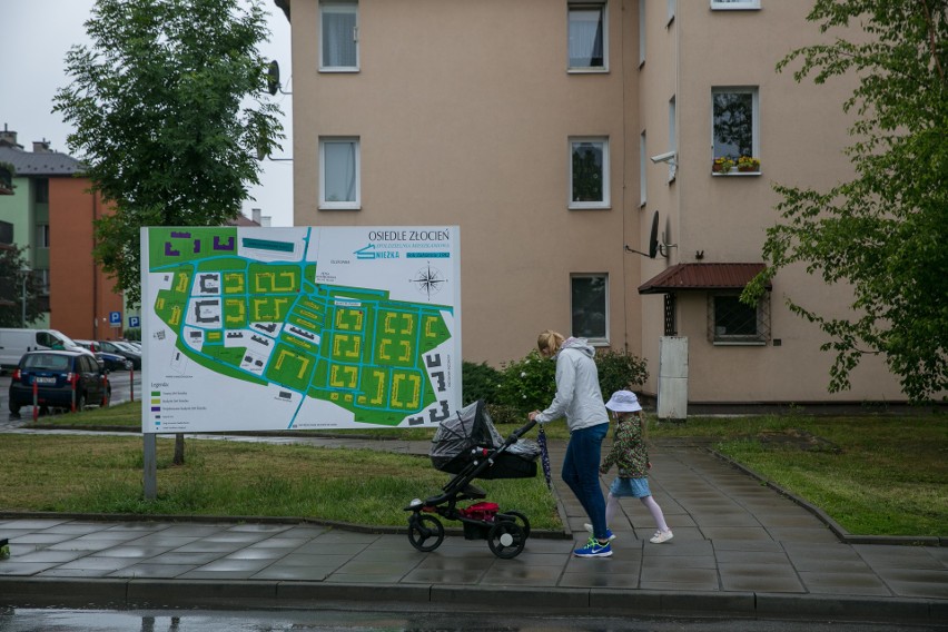 Kraków. Na Złocieniu rządzą deweloperzy. Nie ma tu miejsca dla szkoły [ZDJĘCIA]