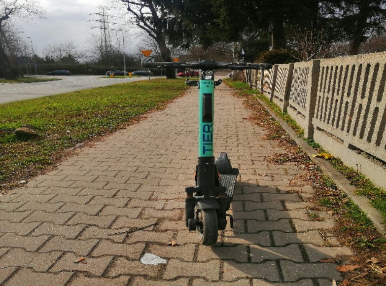 Hulajnogi elektryczne niebezpieczne dla wrocławskich pieszych. Użytkownicy pozostawiają je gdzie popadnie [ZDJĘCIA]