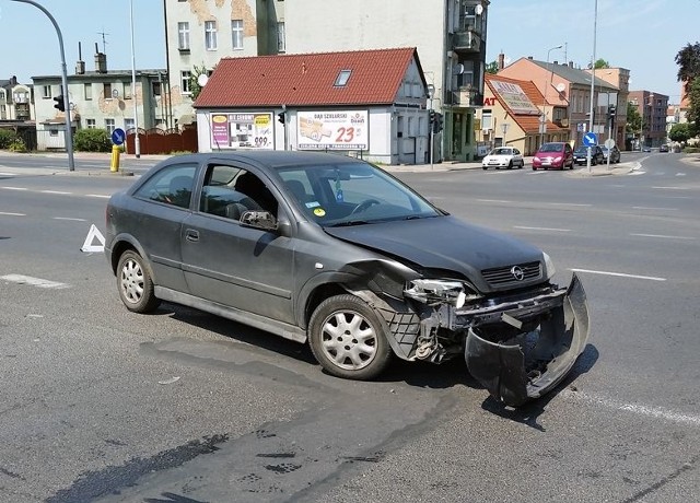 Na skrzyżowaniu ulic Długiej, Moniuszki, Reja, Fabrycznej i al. Konstytucji 3 Maja zderzyły się dwa auta.