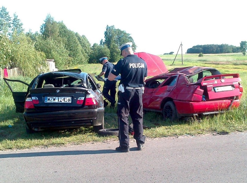 b Miejsce wypadku na drodze lokalnej w Aleksandrowie. Czarne...