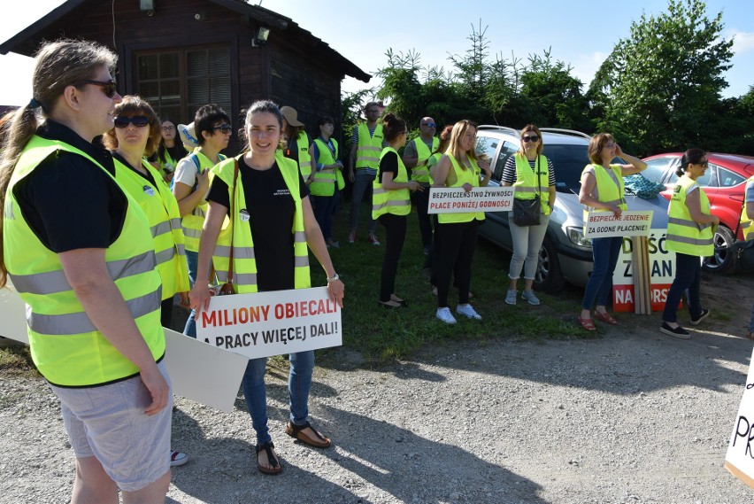 Pracownicy Inspekcji Weterynaryjnej blokowali drogę krajową 22 w Waćmierku