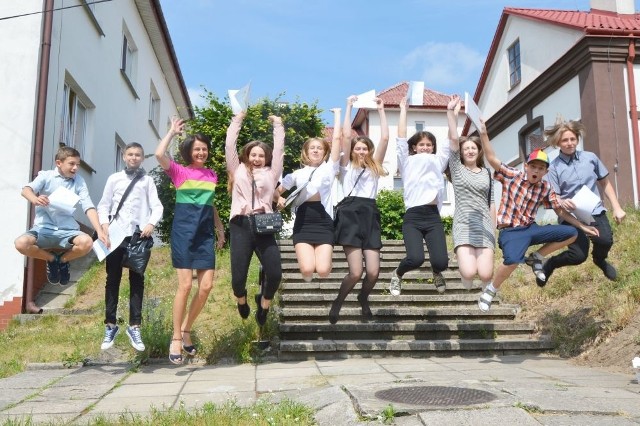 Tak z rozpoczęcia wakacji cieszyli się uczniowie klasy VIIb wraz z wychowawczynią, Urszulą Piasta - Kuszewską.