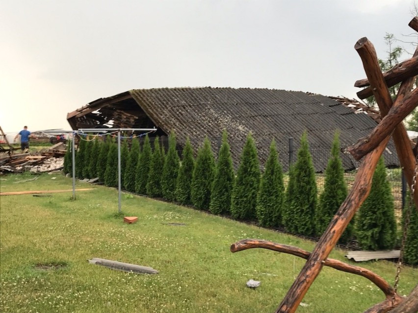 Gwałtowna burza nad gminą Klwów. Wiatr zerwał dachy z wielu...