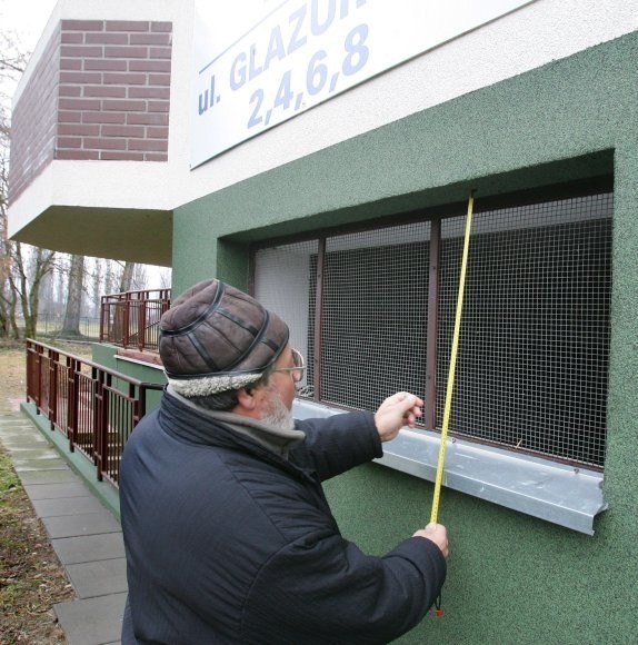 Konfliktowe okno o wymiarach 60X180 cm do podziemnych garaży w bloku przy ulicy Glazurowej. Wpływa nim zimne powietrze, co nie podoba się części lokatorów.