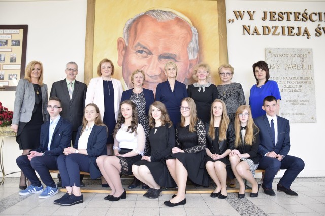 Laureaci i „ich” nauczyciele z gimnazjum w Bielinach. Na górze od lewej: dyrektor szkoły Irena Bąk, Jan Sala, Marzena Chruściel, Regina Kałuża, Anna Matałowska, Maria Kałuża, Małgorzata Winiarska i Renata Borycka. Na dole od lewej: Konrad Flis, Gabriela Gawęcka, Karolina Mochocka, Agata Tomaszewska, Magdalena Majewska, Klaudia Borycka, Magdalena Czekaj i Filip Tosnowiec.