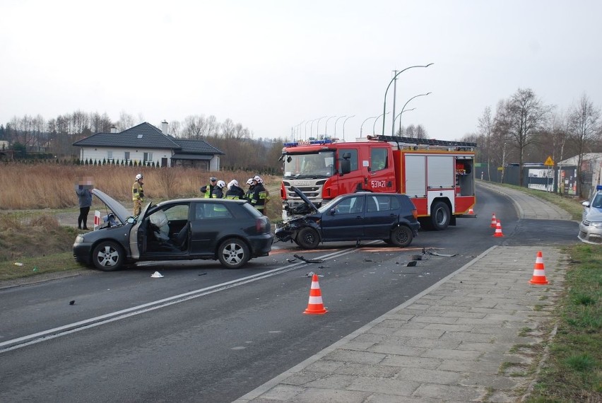 Zderzenie audi z volkswagenem w Ropczycach. 22-letni kierowca audi trafił do szpitala