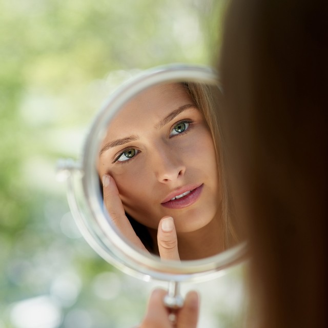 Cienie pod oczami mają wpływ na twój wygląd. Możesz je ukryć makijażem. Zobacz łatwy trik, który skutecznie rozwiąże twój problem.