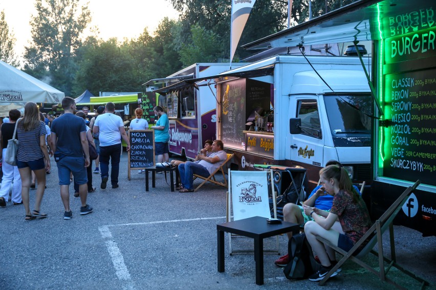 "Żarcie na kółkach". Foodtrucki znów zjechały do Krakowa