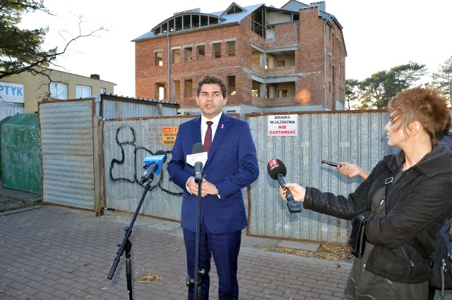 Konferencja prasowa z prezydentem Lucjuszem Nadbereżnym, z tyłu „szkieleton”- budynek przeznaczony do wyburzenia