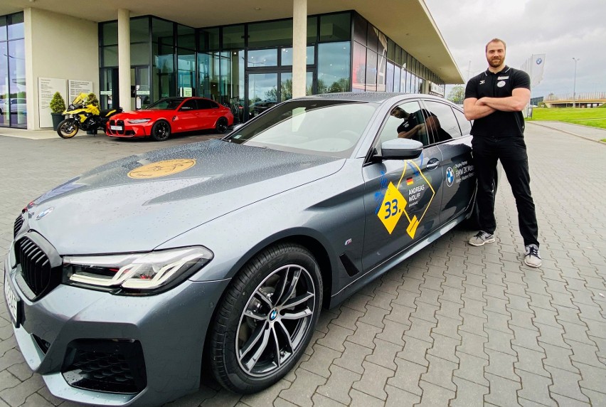 Jako pierwszy auto BMW odebrał kapitan drużyny, Andreas...