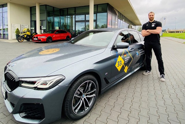 Jako pierwszy auto BMW odebrał kapitan drużyny, Andreas Wolff.