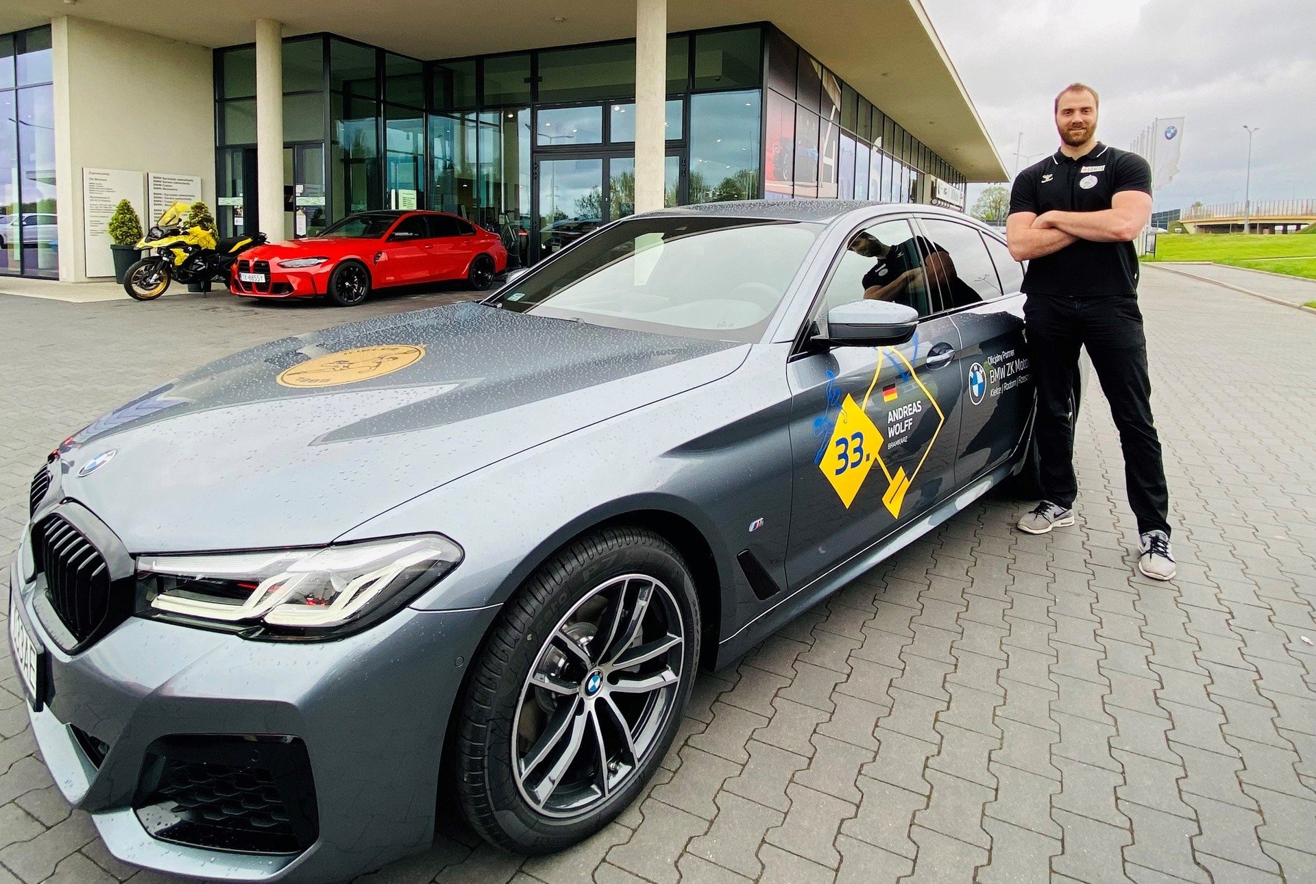 Zawodnicy Łomża Vive Kielce odbierają nowe auta BMW