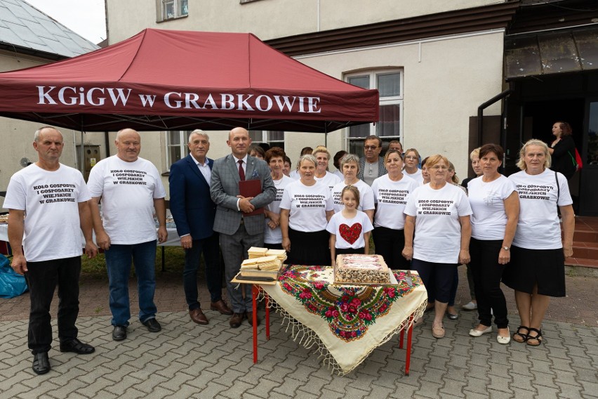 Bardzo uroczyście i kolorowo obchodzono w Grabkowie w gminie...