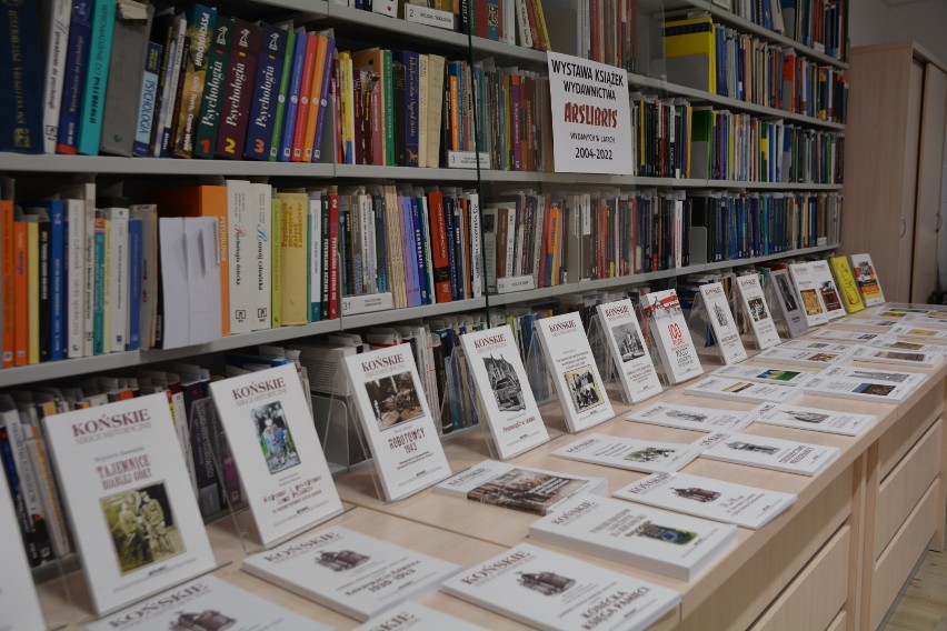 100 lat Biblioteki Publicznej Miasta i Gminy Końskie. Piękną uroczystość jubileuszową uświetnił występ Piotra Salaty