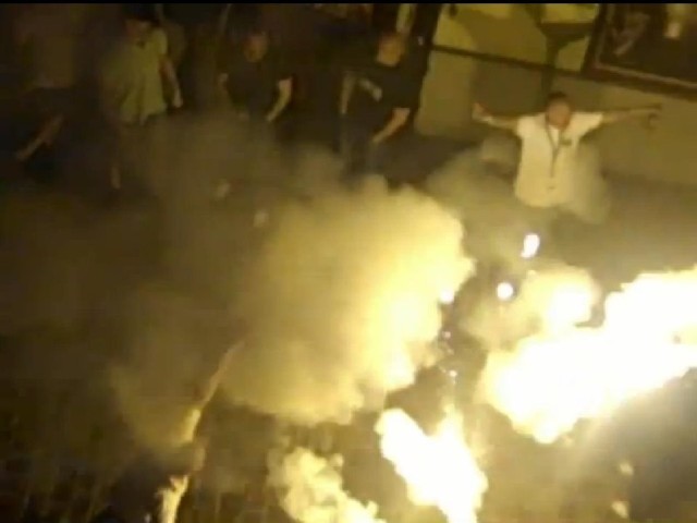 Pijani klienci pubu przy ul. Ducha św. odpalają race, śpiewają na cześć swojej drużyny piłkarskiej i odgrażają się policji