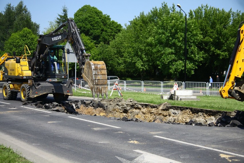 Zapadła się jezdnia na ul. Choiny. Ulica zamknięta, autobusy jeżdżą objazdami (FOTO)