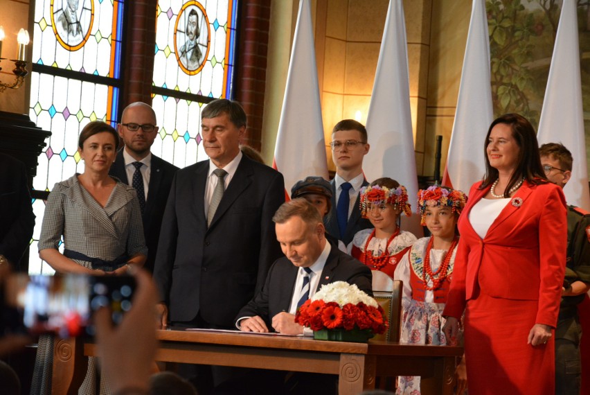 Prezydent Andrzej Duda podpisujący Ustawę o Narodowym Dniu...