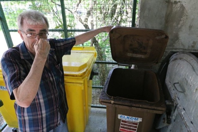 - Kubły na bioodpady cuchną niemiłosiernie i lęgnie się w nich robactwo - mówi Tadeusz Białek. - Jeśli przyjdzie nam płacić za ich czyszczenie, to prawdopodobnie zrezygnujemy z tej całej segregacji.