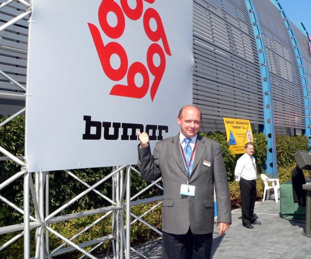 Rok 2005, ówczesny prezes HSW Mirosław Bryska na targach kieleckich dał się sfotografować przy znaczku Bumaru. Huta wystawiała się wspólnie z tym koncernem. W tym roku HSW odgrodziła się od Bumaru grubym murem.